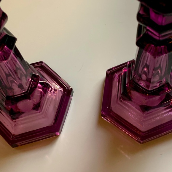 ❤️ Vintage Amethyst Pressed Glass Candlesticks - Sandwich Glass Repro from MMA - Picture 5 of 13